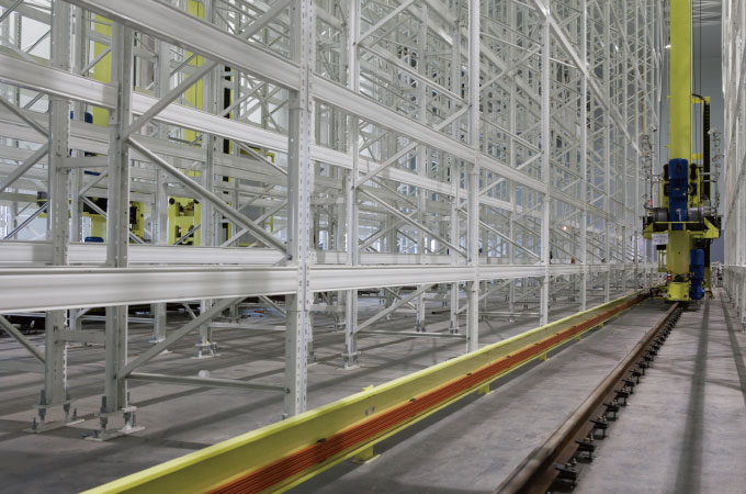 Heavy duty racking system with stacker crane